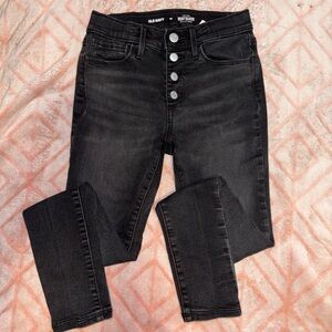 High-rise skinny jeggings with 4 buttons. Rockstar super skinny jeggings.